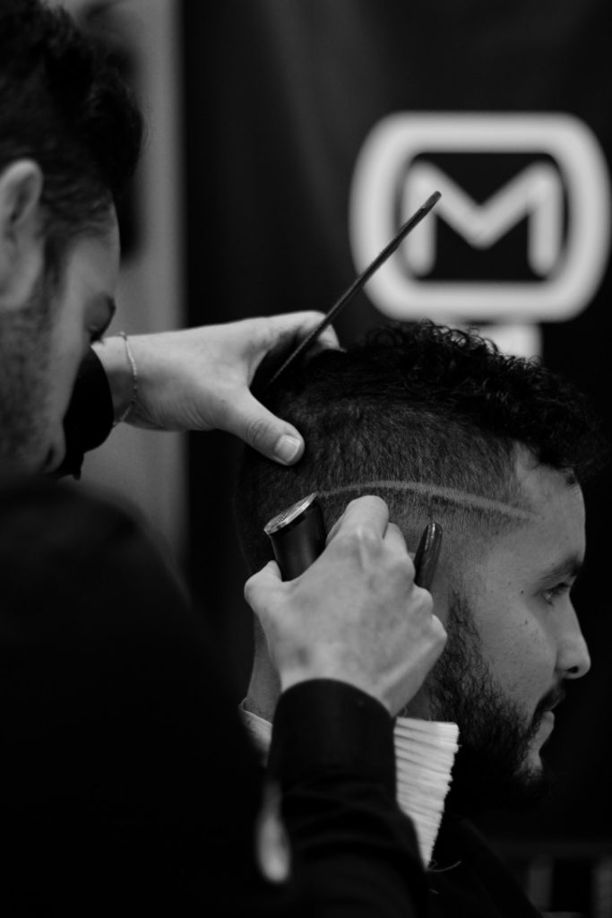 Persona cortando pelo